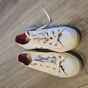 Size 6: White low top converse